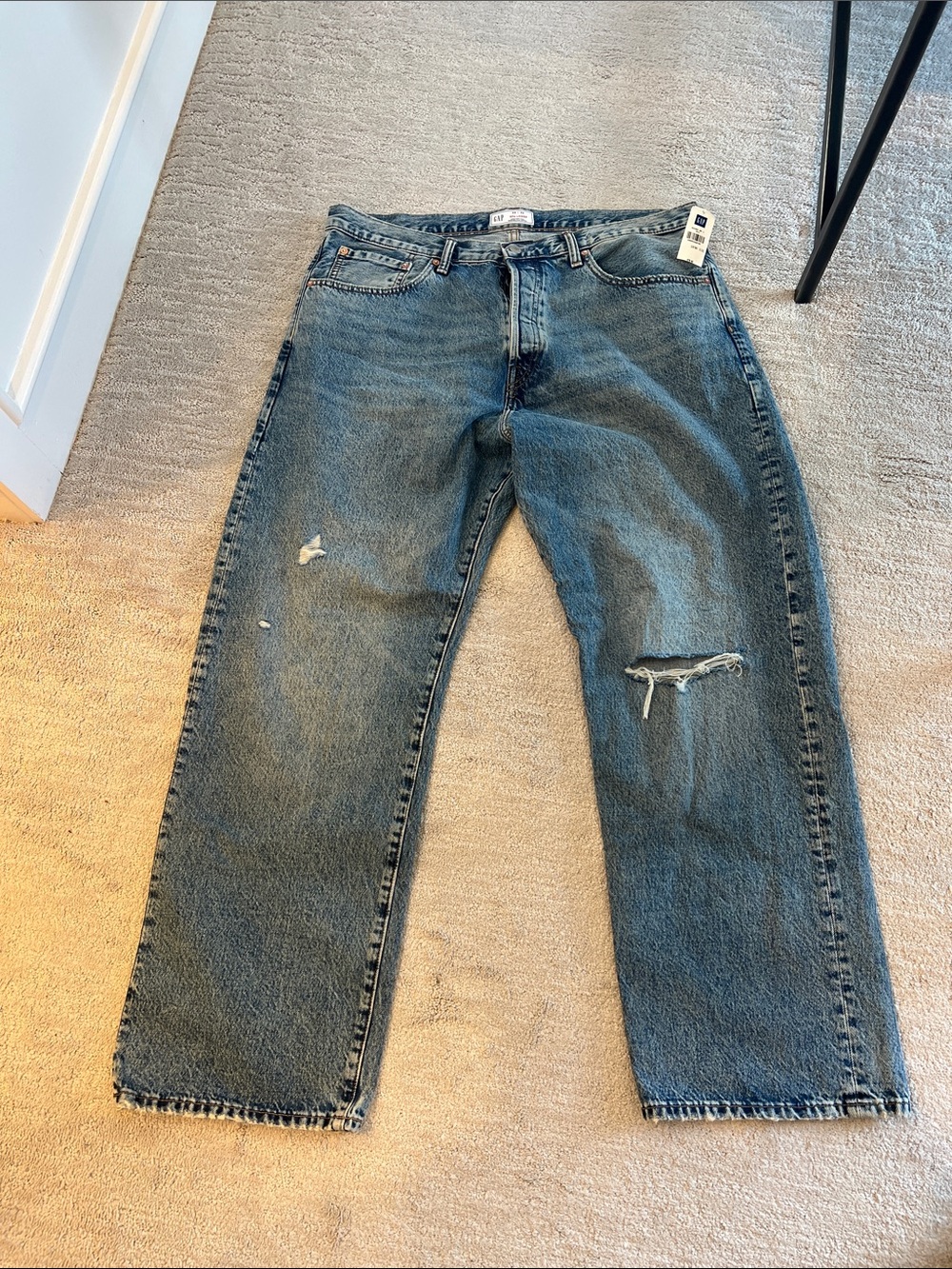 NWT GAP Men's Relaxed Jeans in Medium Blue with Distressed Knees